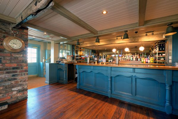 The Boat House - a friendly pub for drinks and eating out in Neston, Merseyside.